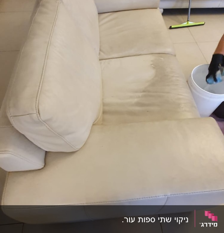ניקוי ספה עם דלי ומגב